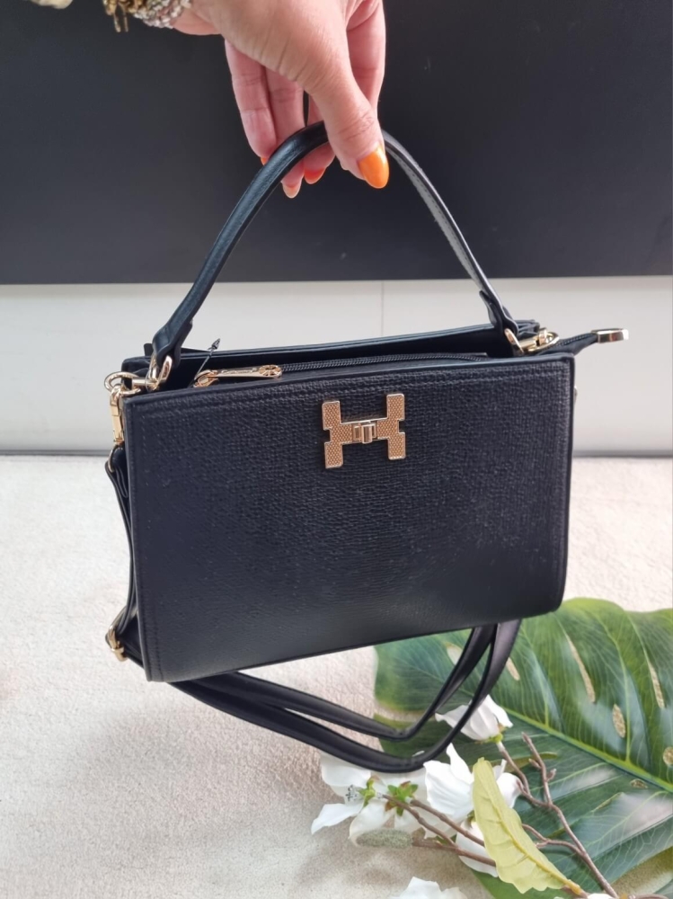 torebka-styl-hermes-model-r1997-sztywna-raczka-pasek-regulowany-zamek-kieszonki-zlota-litera-h-ekoskora-czarna-butik-szykownia-1