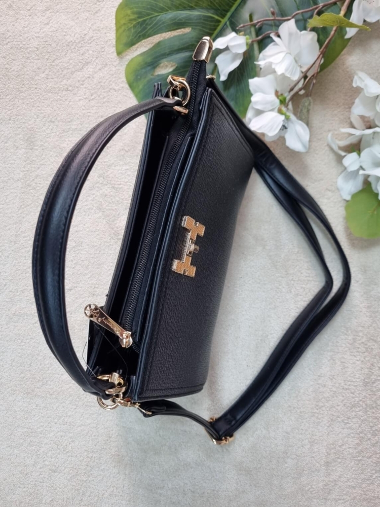 torebka-styl-hermes-model-r1997-sztywna-raczka-pasek-regulowany-zamek-kieszonki-zlota-litera-h-ekoskora-czarna-butik-szykownia-2
