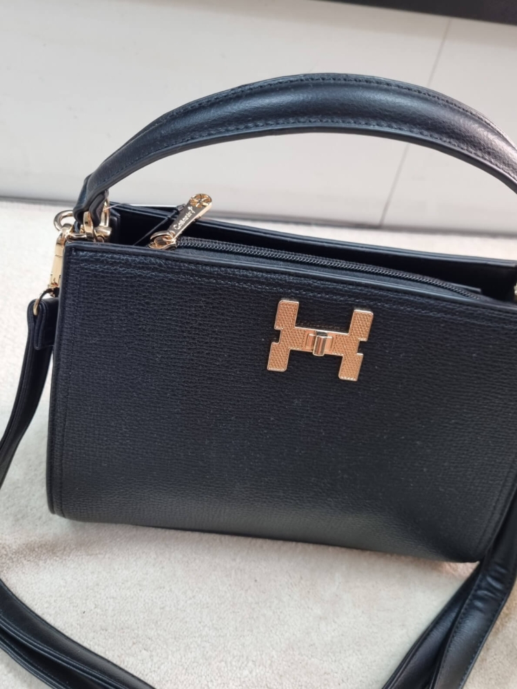 torebka-styl-hermes-model-r1997-sztywna-raczka-pasek-regulowany-zamek-kieszonki-zlota-litera-h-ekoskora-czarna-butik-szykownia-3