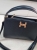 torebka-styl-hermes-model-r1997-sztywna-raczka-pasek-regulowany-zamek-kieszonki-zlota-litera-h-ekoskora-czarna-butik-szykownia-3