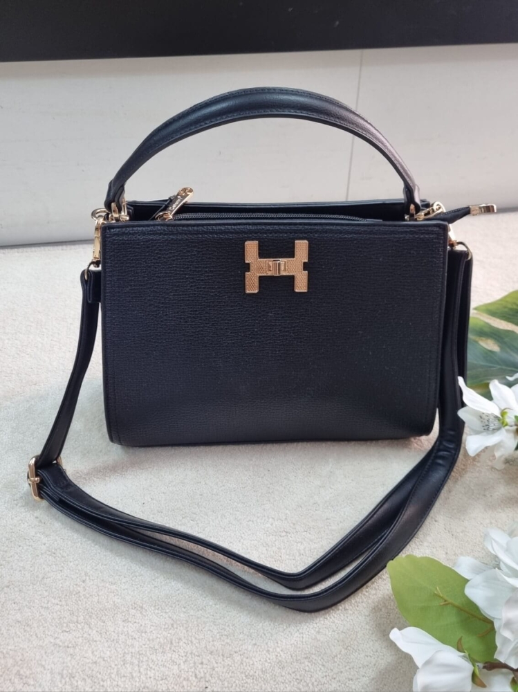 torebka-styl-hermes-model-r1997-sztywna-raczka-pasek-regulowany-zamek-kieszonki-zlota-litera-h-ekoskora-czarna-butik-szykownia-6