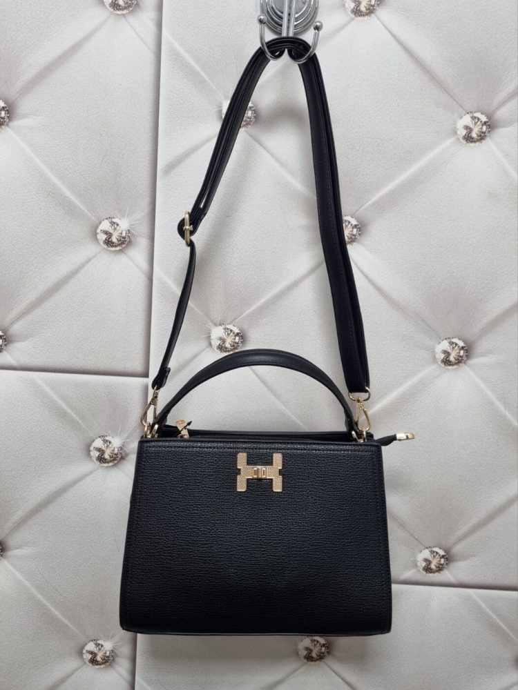 torebka-styl-hermes-model-r1997-sztywna-raczka-pasek-regulowany-zamek-kieszonki-zlota-litera-h-ekoskora-czarna-butik-szykownia-7