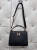 torebka-styl-hermes-model-r1997-sztywna-raczka-pasek-regulowany-zamek-kieszonki-zlota-litera-h-ekoskora-czarna-butik-szykownia-7