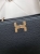 torebka-styl-hermes-model-r1997-sztywna-raczka-pasek-regulowany-zamek-kieszonki-zlota-litera-h-ekoskora-czarna-butik-szykownia-8