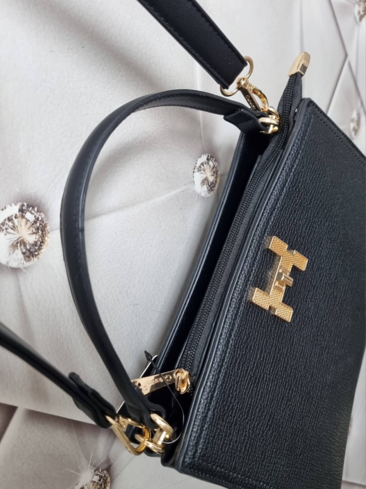 torebka-styl-hermes-model-r1997-sztywna-raczka-pasek-regulowany-zamek-kieszonki-zlota-litera-h-ekoskora-czarna-butik-szykownia-9