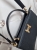 torebka-styl-hermes-model-r1997-sztywna-raczka-pasek-regulowany-zamek-kieszonki-zlota-litera-h-ekoskora-czarna-butik-szykownia-9