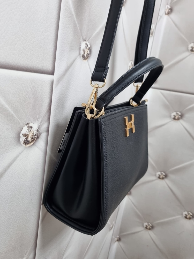 torebka-styl-hermes-model-r1997-sztywna-raczka-pasek-regulowany-zamek-kieszonki-zlota-litera-h-ekoskora-czarna-butik-szykownia-10