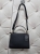 torebka-styl-hermes-model-r1997-sztywna-raczka-pasek-regulowany-zamek-kieszonki-zlota-litera-h-ekoskora-czarna-butik-szykownia-11