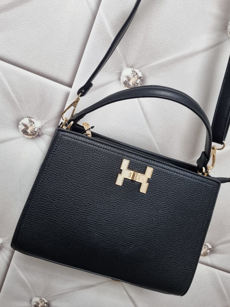 torebka-styl-hermes-model-r1997-sztywna-raczka-pasek-regulowany-zamek-kieszonki-zlota-litera-h-ekoskora-czarna-butik-szykownia-12