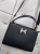 torebka-styl-hermes-model-r1997-sztywna-raczka-pasek-regulowany-zamek-kieszonki-zlota-litera-h-ekoskora-czarna-butik-szykownia-12