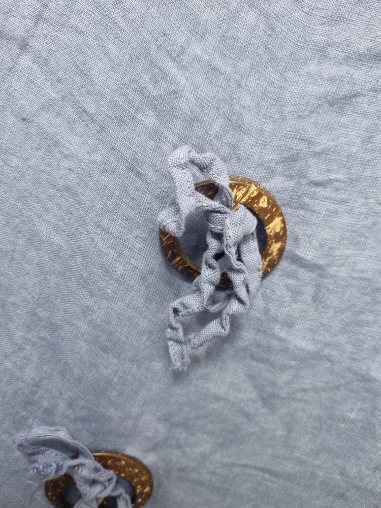 bluzka-lamia-len-niebieska-dekolt-v-falbanka-guziki-kokardki-uniwersalna-lekka-zwiewna-elegancka-butik-szykownia-2