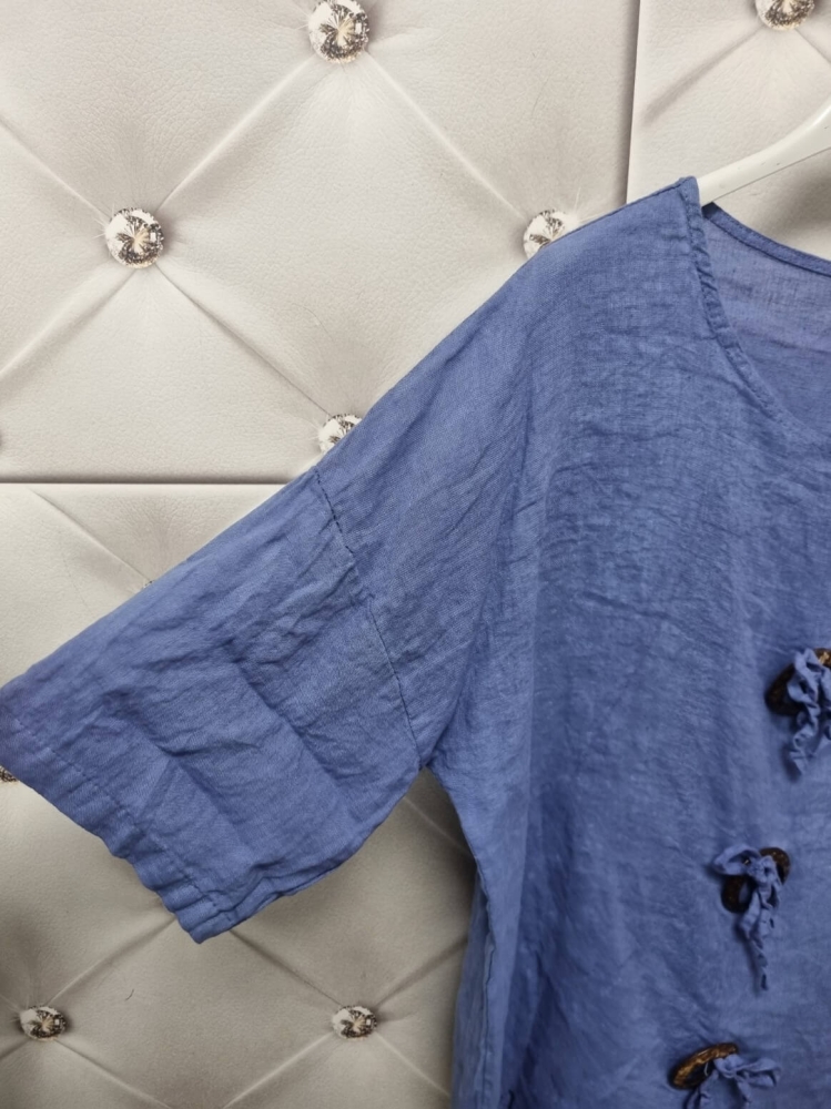 bluzka-lamia-len-niebieska-dekolt-v-falbanka-guziki-kokardki-uniwersalna-lekka-zwiewna-elegancka-butik-szykownia-5