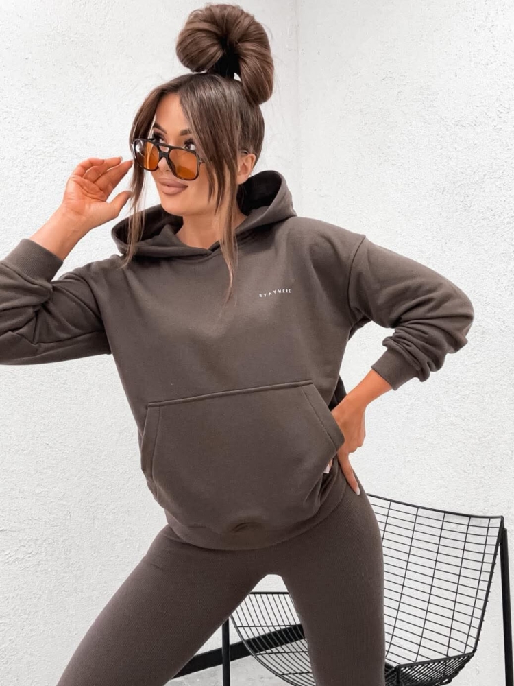 bluza-z-kapturem-kangurka-logo-czekoladowa-miesista-bawelna-elastyczna-streetwear-stayhere-butik-szykownia-1