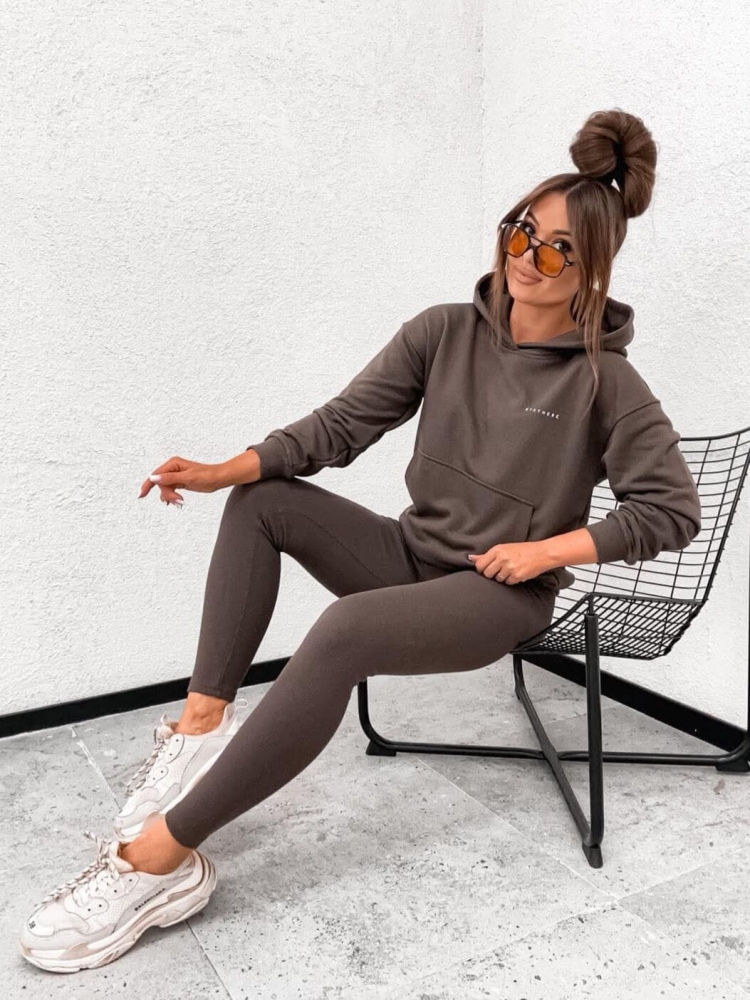 bluza-z-kapturem-kangurka-logo-czekoladowa-miesista-bawelna-elastyczna-streetwear-stayhere-butik-szykownia-2