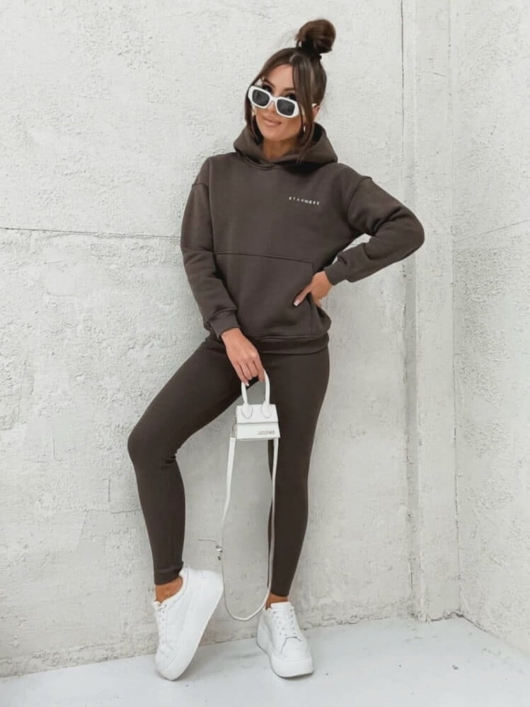 bluza-z-kapturem-kangurka-logo-czekoladowa-miesista-bawelna-elastyczna-streetwear-stayhere-butik-szykownia-3