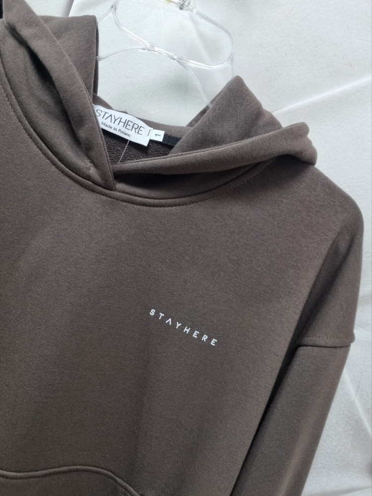 bluza-z-kapturem-kangurka-logo-czekoladowa-miesista-bawelna-elastyczna-streetwear-stayhere-butik-szykownia-4