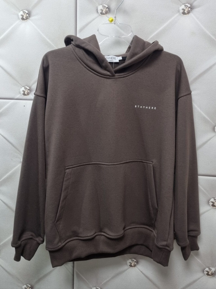 bluza-z-kapturem-kangurka-logo-czekoladowa-miesista-bawelna-elastyczna-streetwear-stayhere-butik-szykownia-5