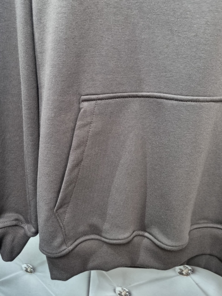 bluza-z-kapturem-kangurka-logo-czekoladowa-miesista-bawelna-elastyczna-streetwear-stayhere-butik-szykownia-6