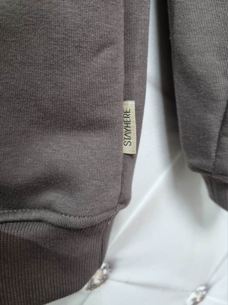 bluza-z-kapturem-kangurka-logo-czekoladowa-miesista-bawelna-elastyczna-streetwear-stayhere-butik-szykownia-8