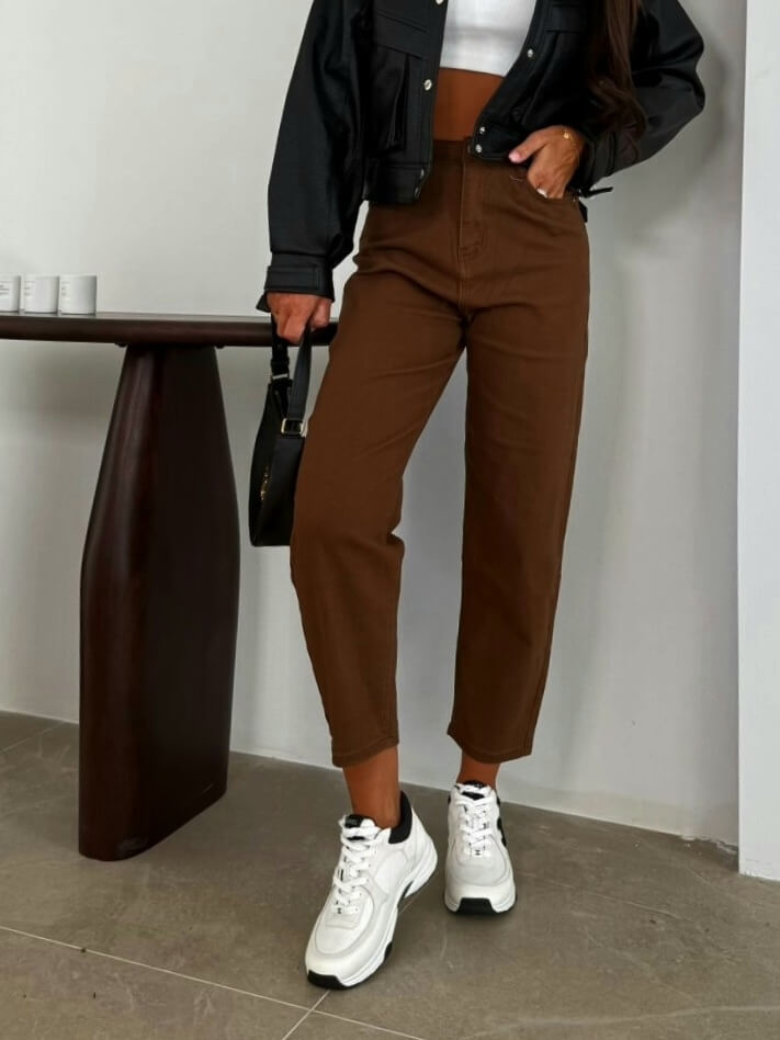 jeansy-sisster-st6035-8-mom-fit-czekoladowe-klasyczne-damskie-bawelna-elastan-stylizacja-butik-szykownia-1