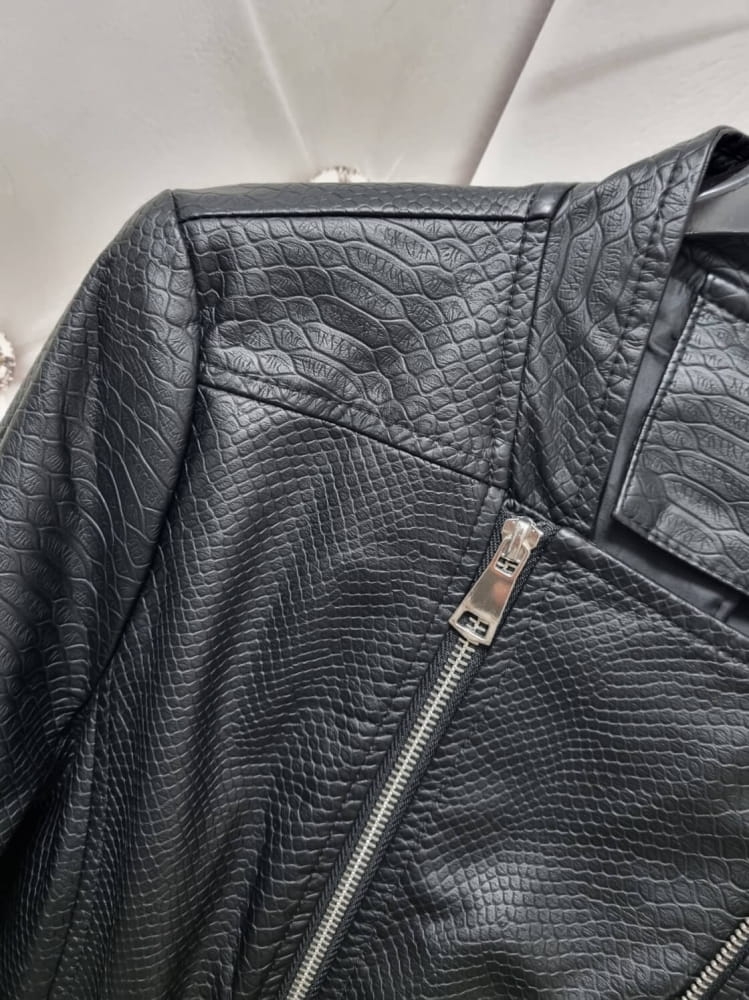 ramoneska-vinceotto-wloska-ekoskora-wzor-weza-czarna-kieszenie-suwaki-na-rekawach-zapinana-na-dwie-strony-podszewka-butik-szykownia-7