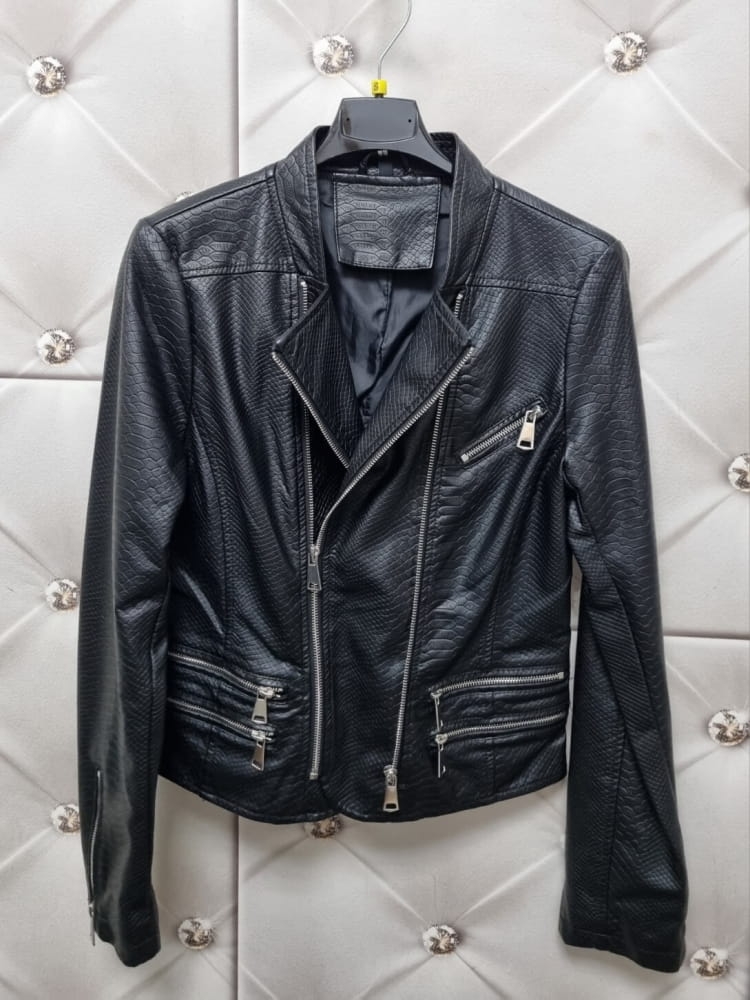 ramoneska-vinceotto-wloska-ekoskora-wzor-weza-czarna-kieszenie-suwaki-na-rekawach-zapinana-na-dwie-strony-podszewka-butik-szykownia-9