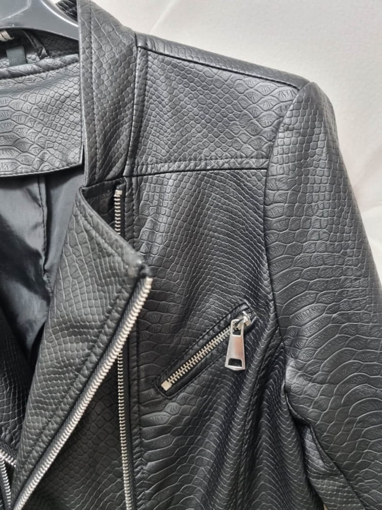 ramoneska-vinceotto-wloska-ekoskora-wzor-weza-czarna-kieszenie-suwaki-na-rekawach-zapinana-na-dwie-strony-podszewka-butik-szykownia-10