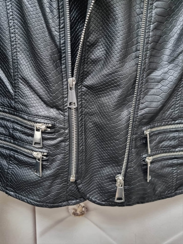 ramoneska-vinceotto-wloska-ekoskora-wzor-weza-czarna-kieszenie-suwaki-na-rekawach-zapinana-na-dwie-strony-podszewka-butik-szykownia-11