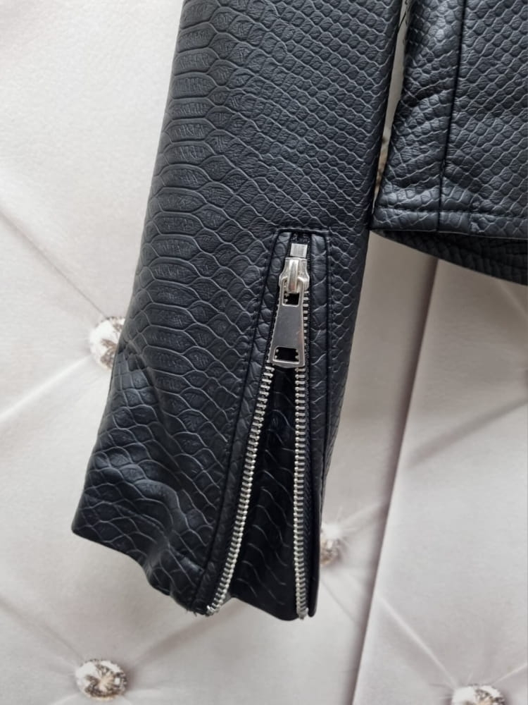 ramoneska-vinceotto-wloska-ekoskora-wzor-weza-czarna-kieszenie-suwaki-na-rekawach-zapinana-na-dwie-strony-podszewka-butik-szykownia-12