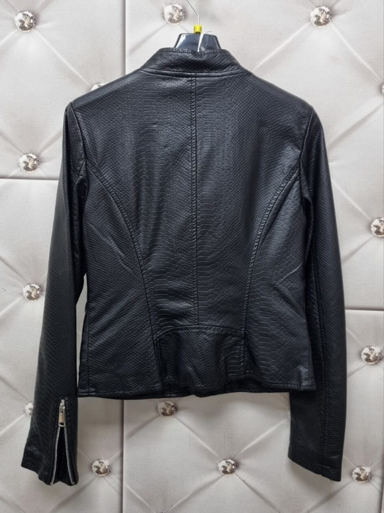 ramoneska-vinceotto-wloska-ekoskora-wzor-weza-czarna-kieszenie-suwaki-na-rekawach-zapinana-na-dwie-strony-podszewka-butik-szykownia-13