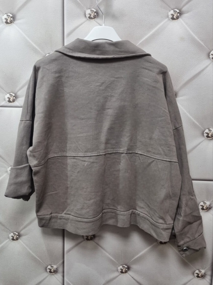 jeansowa-katana-damska-kurtka-mocca-denim-urban-uniwersalna-klasyczna-oversizowa-bawelna-butik-szykownia-5