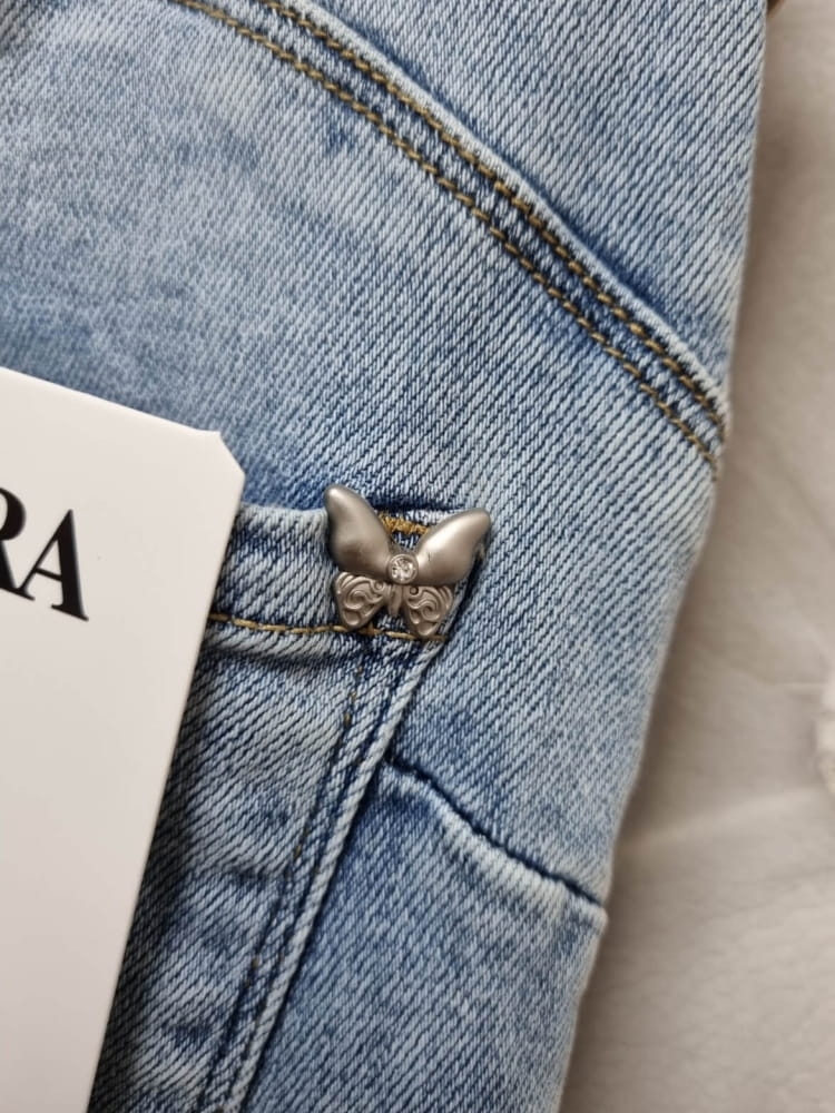 spodnie-damskie-jeansy-skinny-m.sara-niebieskie-jasne-przecierane-pasek-bezowy-brelok-apaszka-butik-szykownia-8