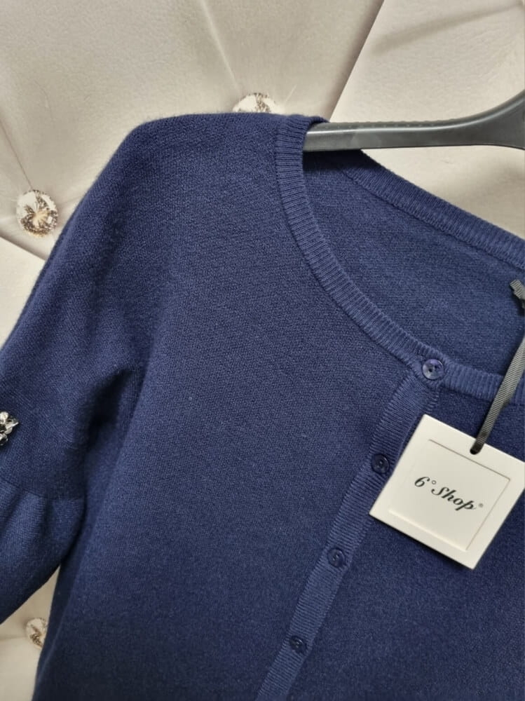 sweter-bufki-granatowy-rozpinany-na-guziki-krysztalowe-kwiatki-rękaw-78-elastyczny-jesienny-butik-szykownia-6