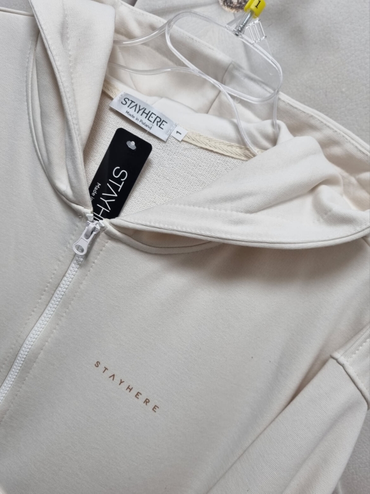 bluza-rozpinana-stayhere-ecru-waniliowa-damska-kaptur-kieszen-kangurka-logo-premium-bawelna-elastan-streetwear-polska-produkcja-butik-szykownia-4