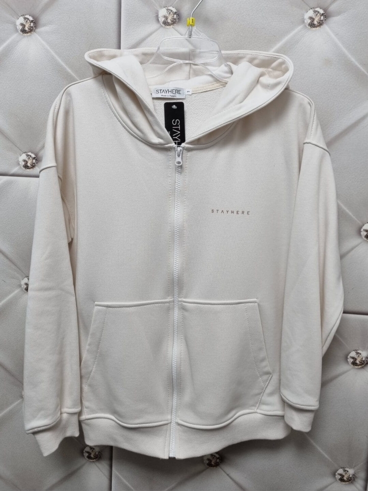 bluza-rozpinana-stayhere-ecru-waniliowa-damska-kaptur-kieszen-kangurka-logo-premium-bawelna-elastan-streetwear-polska-produkcja-butik-szykownia-5