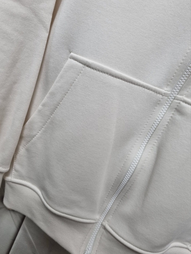 bluza-rozpinana-stayhere-ecru-waniliowa-damska-kaptur-kieszen-kangurka-logo-premium-bawelna-elastan-streetwear-polska-produkcja-butik-szykownia-7
