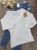 sweter-lorena-baby-alpaka-broszka-biały-nietoperz-dekolt-v-taliowany-elegancki-elastyczny-one-size-butik-szykownia-4