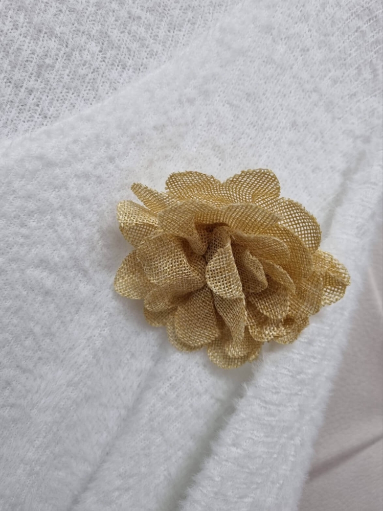 sweter-lorena-baby-alpaka-broszka-biały-nietoperz-dekolt-v-taliowany-elegancki-elastyczny-one-size-butik-szykownia-5
