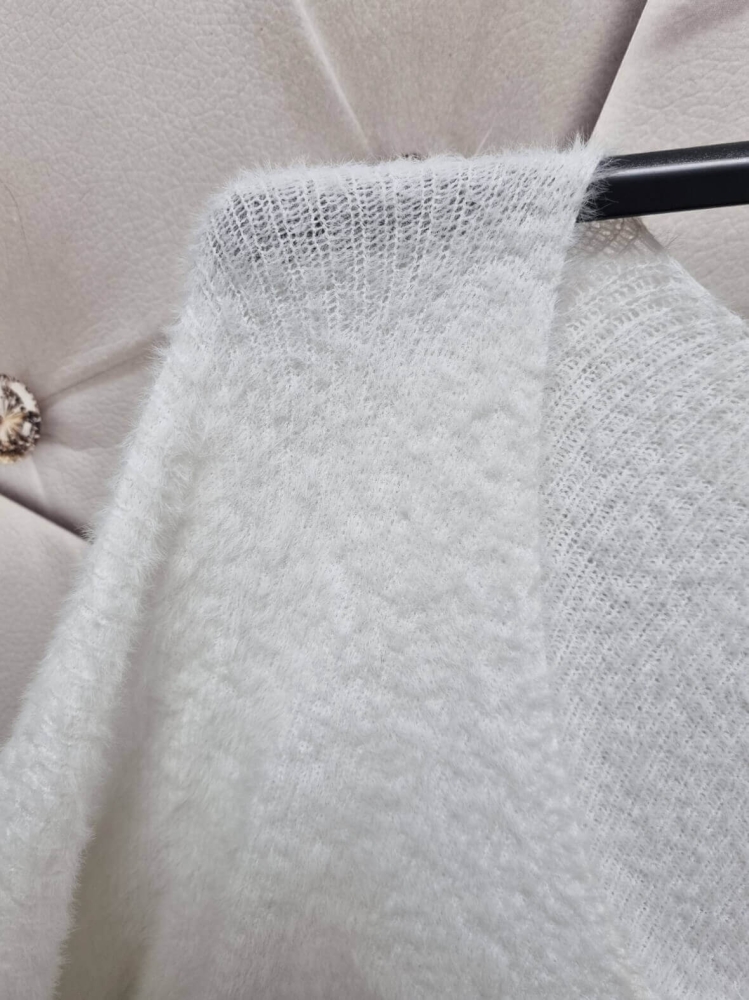 sweter-lorena-baby-alpaka-broszka-biały-nietoperz-dekolt-v-taliowany-elegancki-elastyczny-one-size-butik-szykownia-6