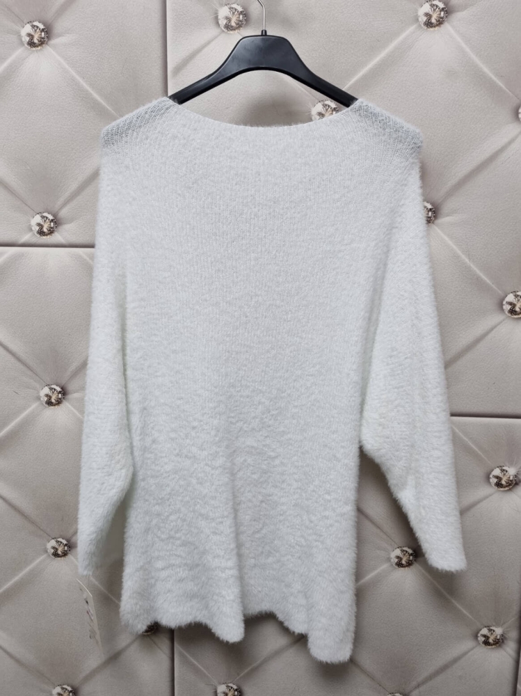 sweter-lorena-baby-alpaka-broszka-biały-nietoperz-dekolt-v-taliowany-elegancki-elastyczny-one-size-butik-szykownia-8