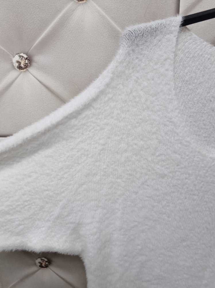 sweter-lorena-baby-alpaka-broszka-biały-nietoperz-dekolt-v-taliowany-elegancki-elastyczny-one-size-butik-szykownia-9
