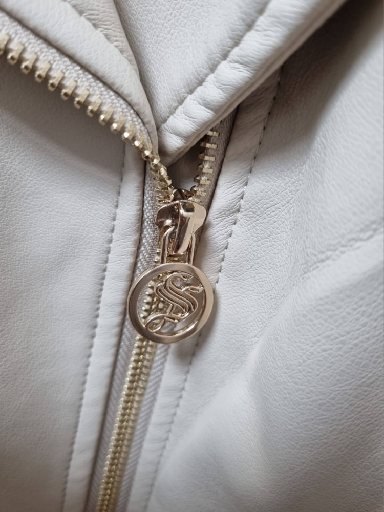 kurtka-ramoneska-softy-paris-jasny-bez-ecru-ekoskora-premium-zlote-dodatki-krotka-z-paskiem-regulowanym-pagony-podszewka-stylowa-modna-damska-butik-szykownia-8