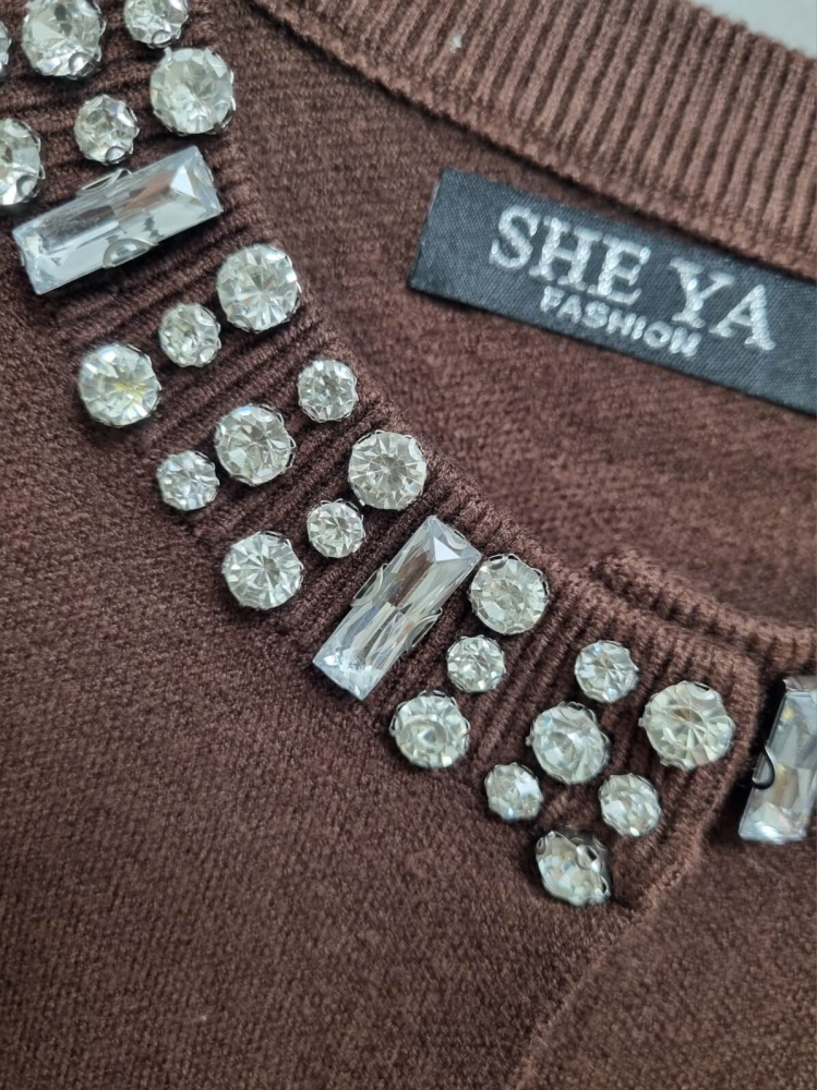 sweter-liona-czekoladowy-braz-rozpinany-dekolt-ozdobne-kamienie-guziki-lew-wiskoza-elastyczny-miekki-butik-szykownia-5