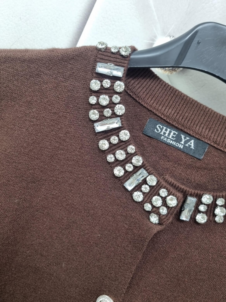 sweter-liona-czekoladowy-braz-rozpinany-dekolt-ozdobne-kamienie-guziki-lew-wiskoza-elastyczny-miekki-butik-szykownia-9
