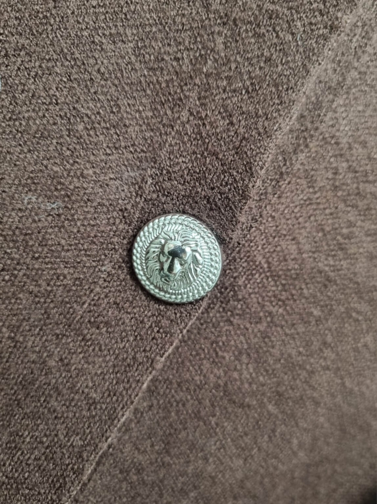 sweter-liona-czekoladowy-braz-rozpinany-dekolt-ozdobne-kamienie-guziki-lew-wiskoza-elastyczny-miekki-butik-szykownia-11