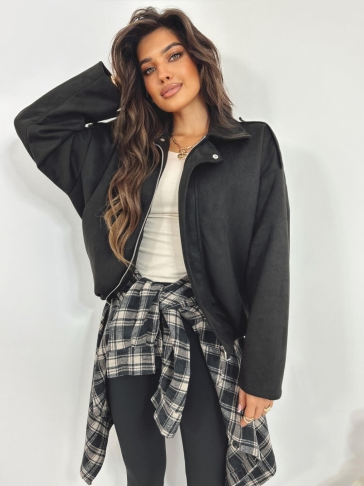 kurtka-bomberka-aveline-przejsciowka-czarna-ala-zamsz-zlote-guziki-oversize-podszewka-luzna-modna-butik-szykownia-3