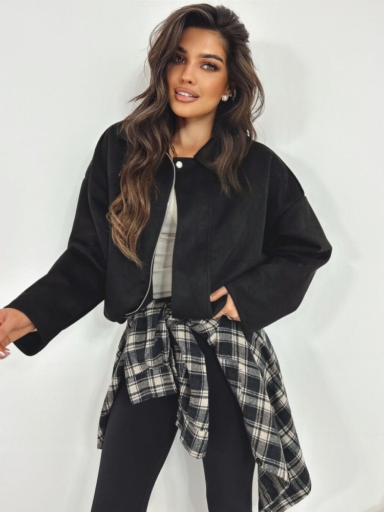 kurtka-bomberka-aveline-przejsciowka-czarna-ala-zamsz-zlote-guziki-oversize-podszewka-luzna-modna-butik-szykownia-4