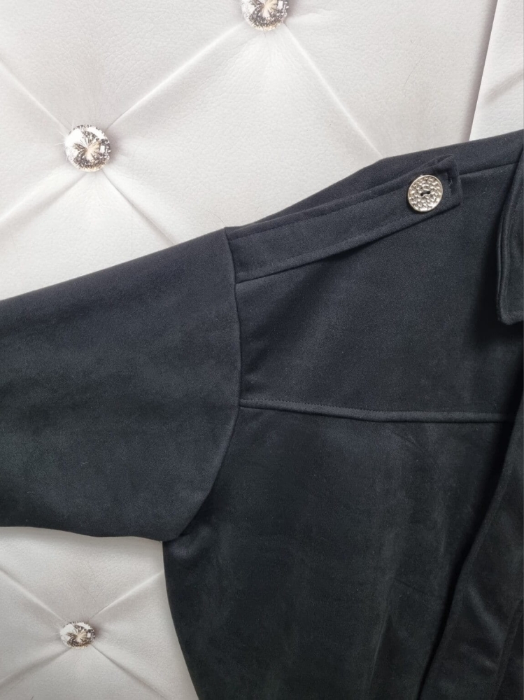 kurtka-bomberka-aveline-przejsciowka-czarna-ala-zamsz-zlote-guziki-oversize-podszewka-luzna-modna-butik-szykownia-7