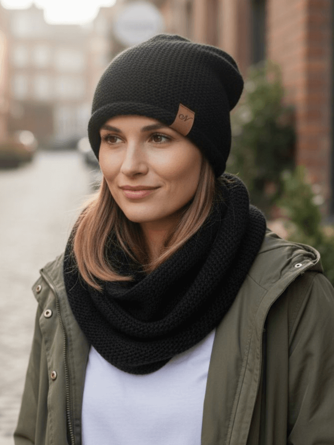 komplet-czapka-i-komin-neomi-classic-polska-produkcja-czarny-nowmark-miekki-cieply-elegancki-damski-zimowy-akryl-poliamid-butik-szykownia-1
