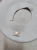 beret-chantalka-jasny-bez-ecru-welna-akryl-zlota-przypinka-odpinana-paryski-styl-elegancki-modny-dodatek-butik-szykownia-3